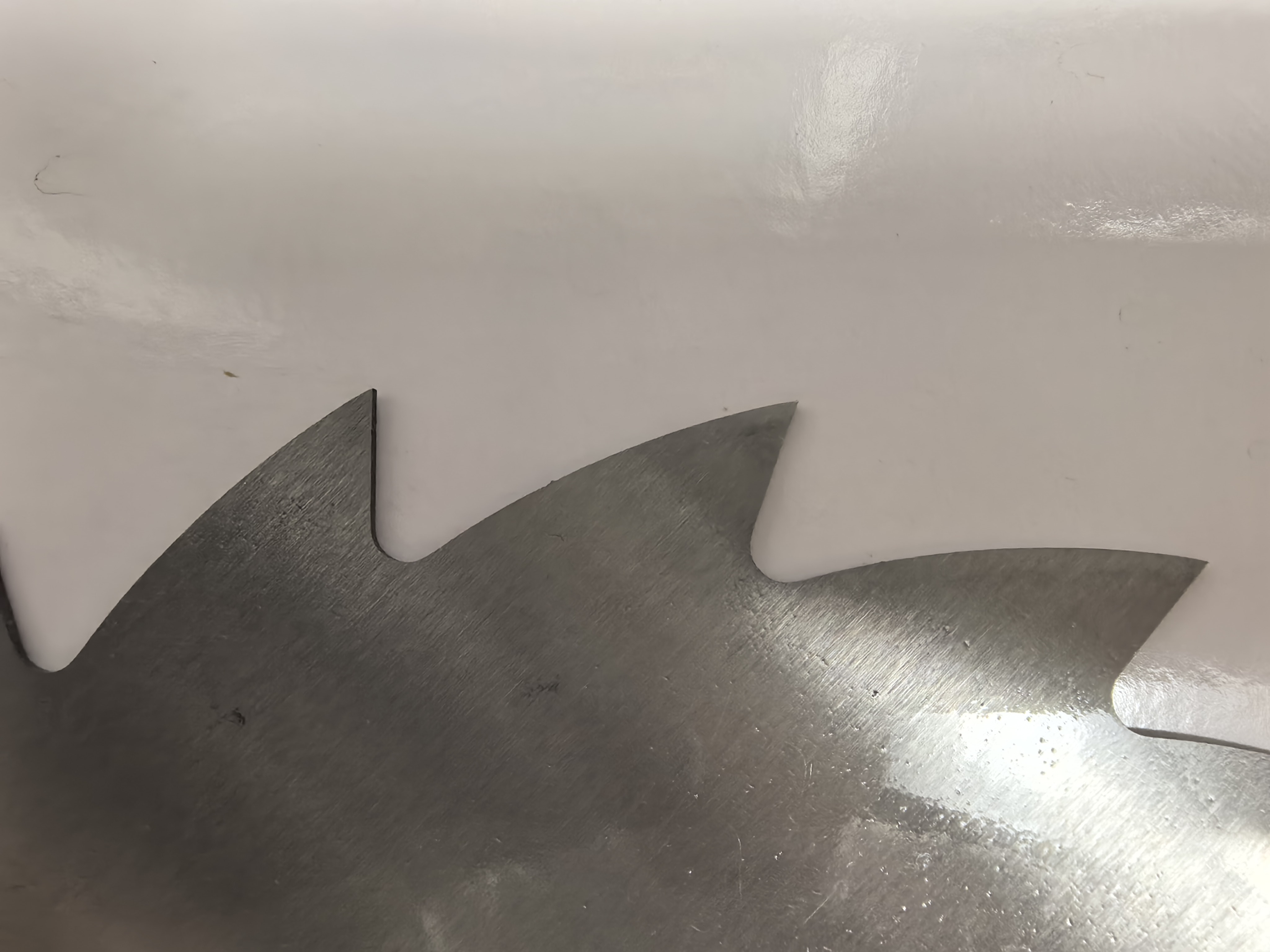 Hoja de sierra de acero inoxidable para cortar costillas de ternera y cordero.