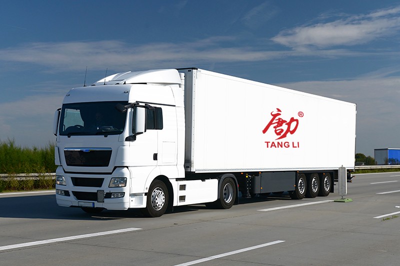 Tangli Semirrailer Truck en la carretera