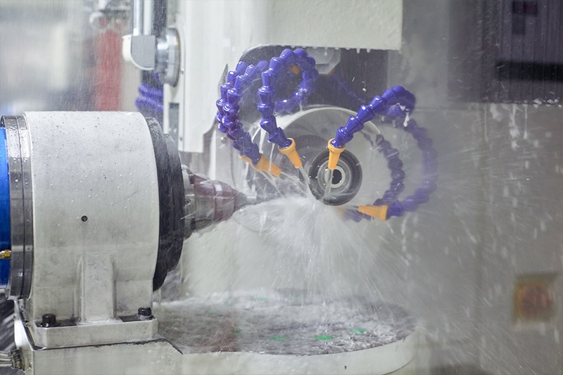Maquinaria de aluminio con herramienta de corte en acción